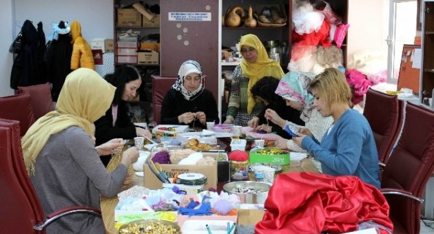 Adıyaman Üniversitesi’nde Bayanlar Çöpleri Doğaya Geri Kazandırıyor