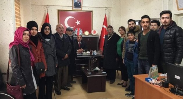 AK Parti Teşkilatı Esnafa Bayrak Dağıtıp Şehitliği Ziyaret Etti