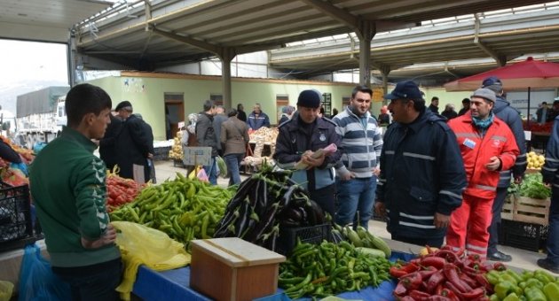 Ardahan Belediyesi Zabıta Müdürlüğü Ekipleri Halk Pazarını Denetledi