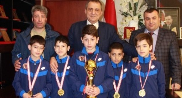 Başkan Sağıroğlu Şampiyonları Ödüllendirdi