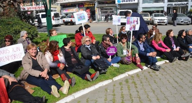 CHP’li Kadınlar ’Özgecan Yasası’ İçin Oturma Eylemi Yaptı