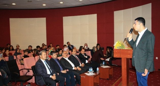 Edebiyat Fakültesi Öğrencilerinden Şiir Dinletisi