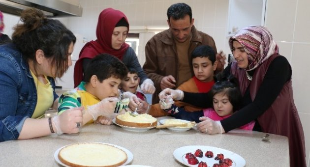 Engelli Çocukların Pasta Heyecanı
