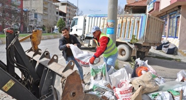 Gölbaşı Belediyesi, Molozları Topluyor