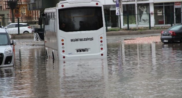Halk Otobüsü Yağmur Suyunda Mahsur Kaldı