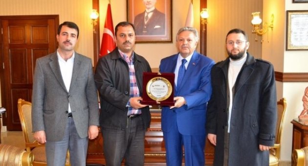 Hayrat Derneğinden Vali Kahraman’a Teşekkür