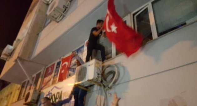 Hopa’da HDP Binasına Türk Bayrağı Asıldı