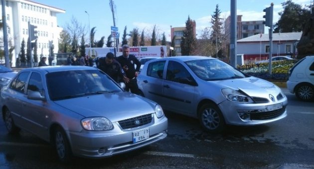 İki Otomobil Çarpıştı, Maddi Hasar Meydana Geldi