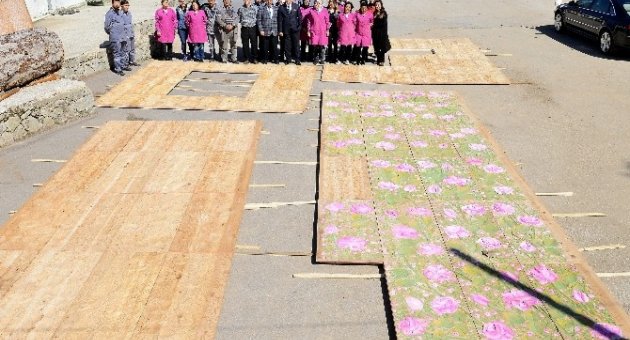 Isparta’ya Gül Motifli Ahşap Saat Kulesi
