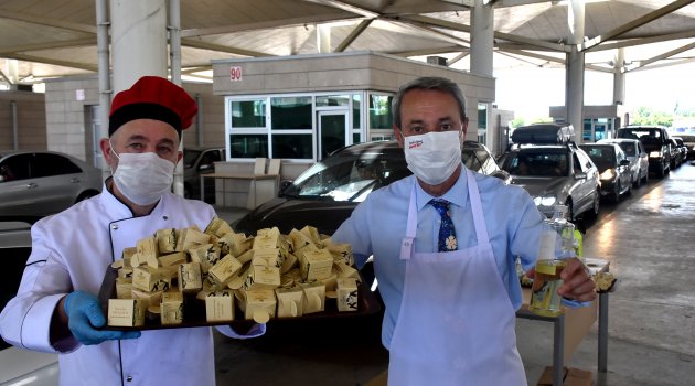 Kapıkule'de gurbetçilere badem ezmeli, kurabiyeli karşılama