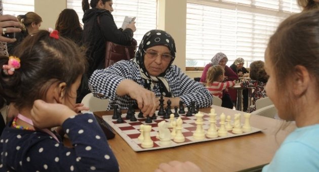 Minik Öğrencilerden Yaşlılara Ziyaret