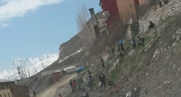 Okul Öğrencileri Çöplüğü Yeşil Alana Çevirdi