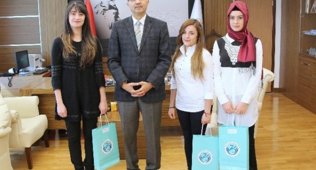 Peçiç Turnuvasında Dereceye Giren Öğrenciler Ödüllerini Rektör Güvenç’ten Aldı