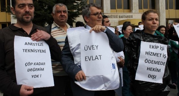 Sağlık Çalışanlarından Çöp Poşetli Protesto