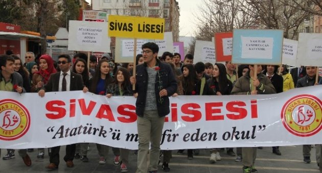 Sivas Lisesi, Yaşlılığa Dikkat Çekmek İçin Yürüyüş Düzenledi