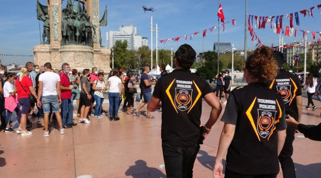 Taksim'de turistlere maske ve sosyal mesafe denetimi