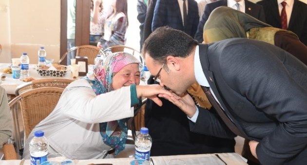 Uşak Belediyesi Yaşlıları Unutmadı