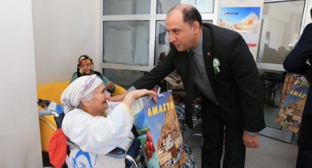 Vali Çomaktekin’den Yaşlılara Saygı Mesajı
