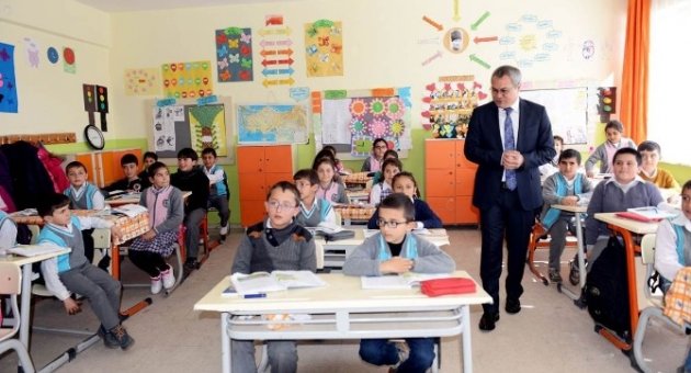 Vali Deniz, Cemal Ve Zekiye Vatan İlkokulunu Ziyaret Etti