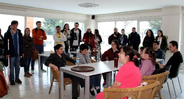 Yabancı Öğrenci Ve Sosyal Hizmet Görevlileri Engelli Projelerini İnceledi