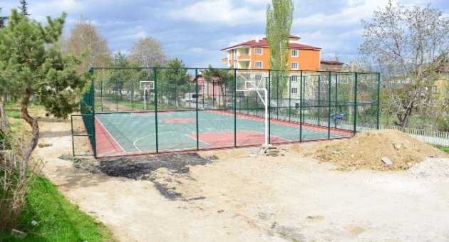 Yunus Emre Parkı’na Yapılan Semt Sahası Tamamlandı