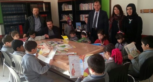 Zeki Aktürk’ten Kütüphane İçin 800 Kitap